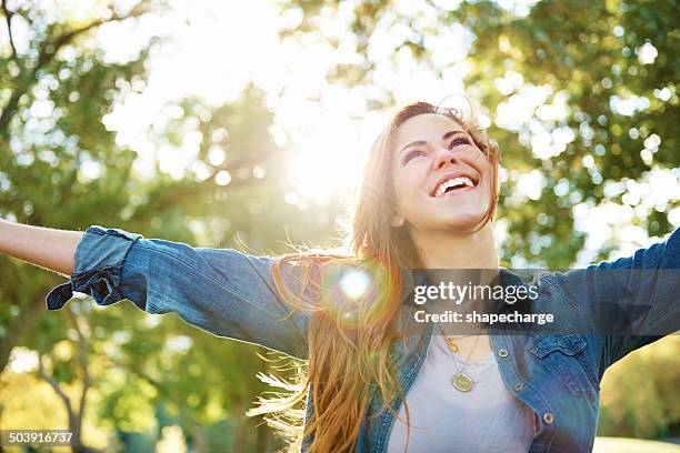 young, libre y la vida salvaje - mujer feliz fotografías e imágenes de stock