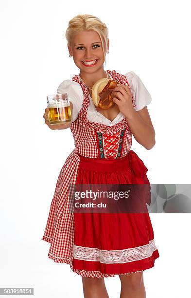 heureux jeune blonde tenant bretzel femme acclamations avec chope de bière - bavarian photos et images de collection