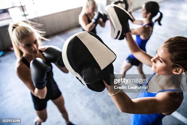 femme la boxe équipe de sport extérieur - boxe femme photos et images de collection