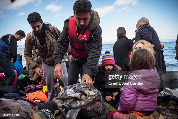 refugee family arriving on lesbos, greece - lesbos stockfoto's en -beelden