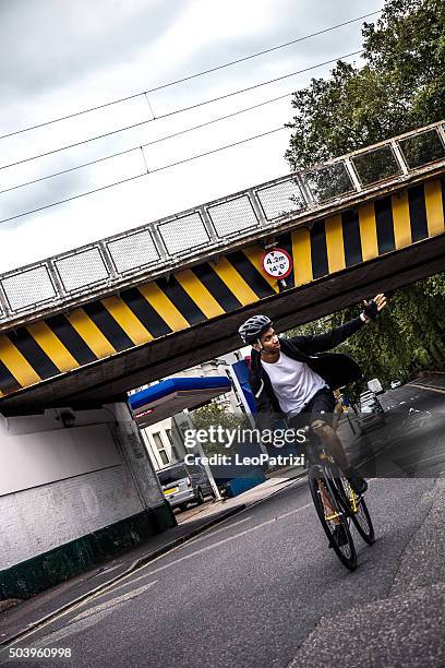 radfahrer commuter im zentrum von london - links stock-fotos und bilder