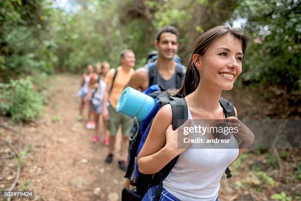 group of people hiking - duurzaam toerisme stockfoto's en -beelden