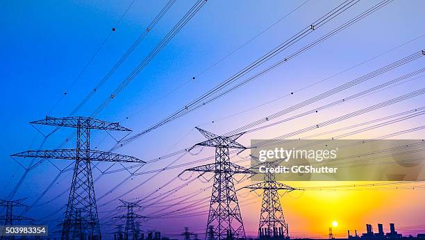 近く電気 pylons jabel ali ,dubai ,united arab emirates - 送電鉄塔 ストックフォトと画像