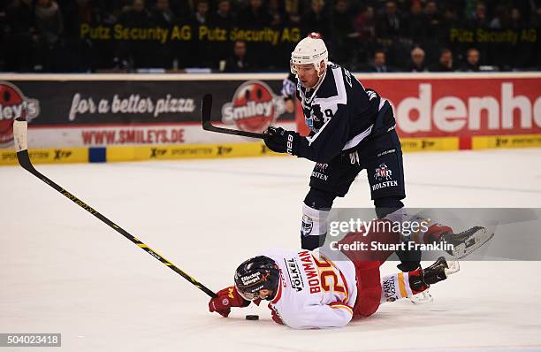 Drayson Bowman of Duesseldorf is challenged by Morten Madsen of Hamburg during the DEL ice hockey match bewteen Hamburg Freezers and Duesseldorfer EG...
