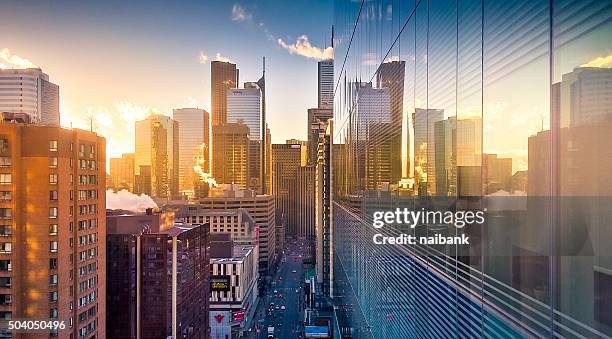 sunrise of toronto (bay and dundas) - ontario canadá fotografías e imágenes de stock