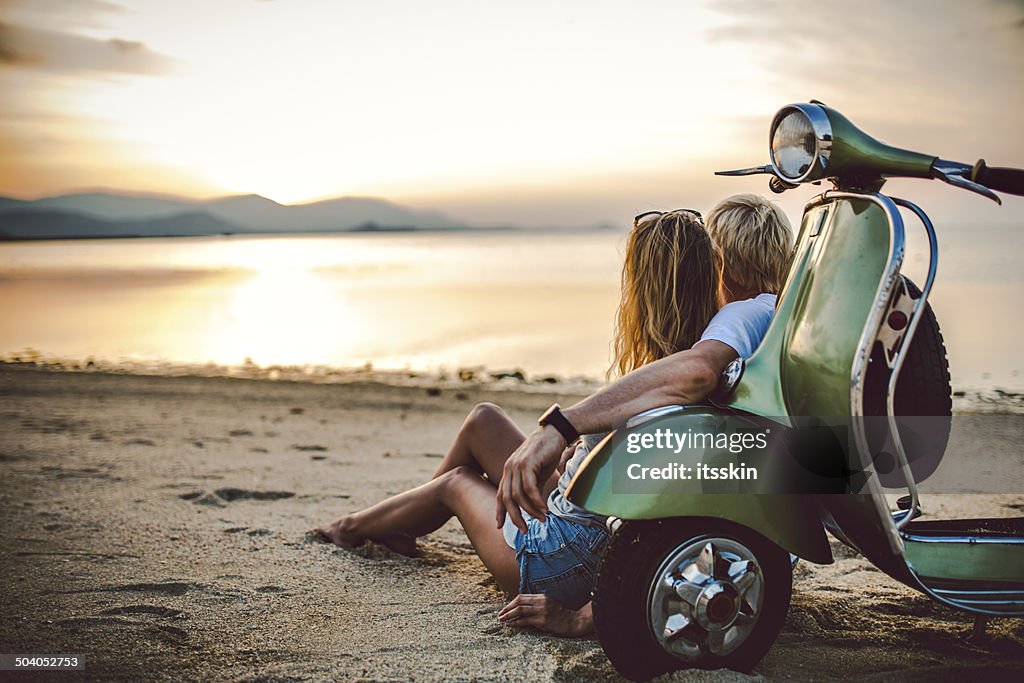 Casal na praia com Bicicleta retro