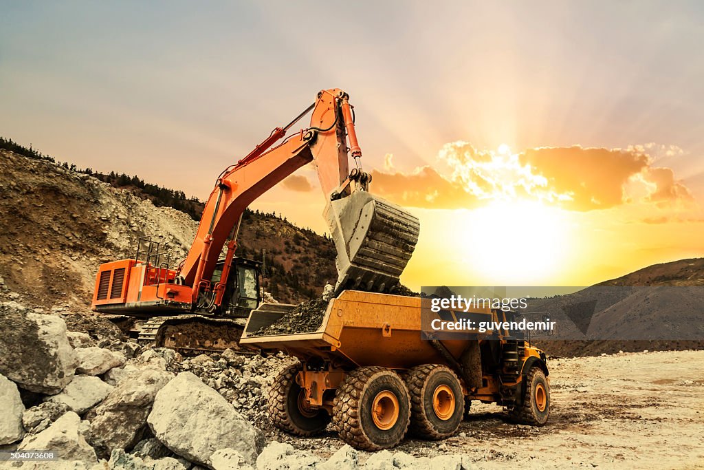 Excavator dumper de chargement camion sur site minier