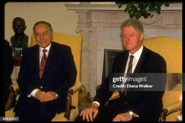 Pres. Geidar Aliyev of Azerbaijan mtg. W. Pres. Bill Clinton in White House Oval Office.