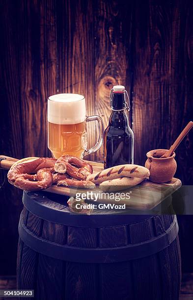 würstchen und bier - bierwurst stock-fotos und bilder