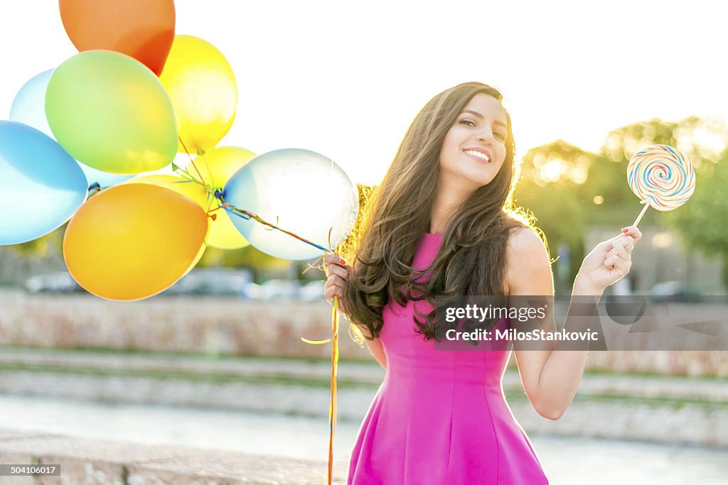 Femme avec des ballons et Sucette