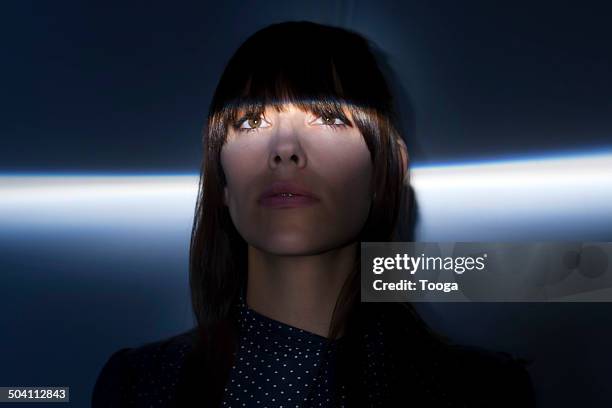 woman looking up to light - penombra foto e immagini stock