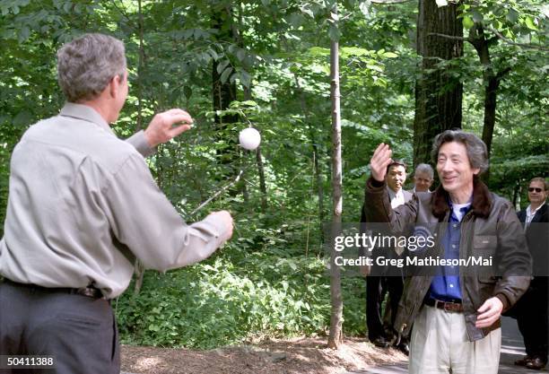 Catching Bush 361点の小泉 ブッシュの写真と高解像度写真 - Getty Images