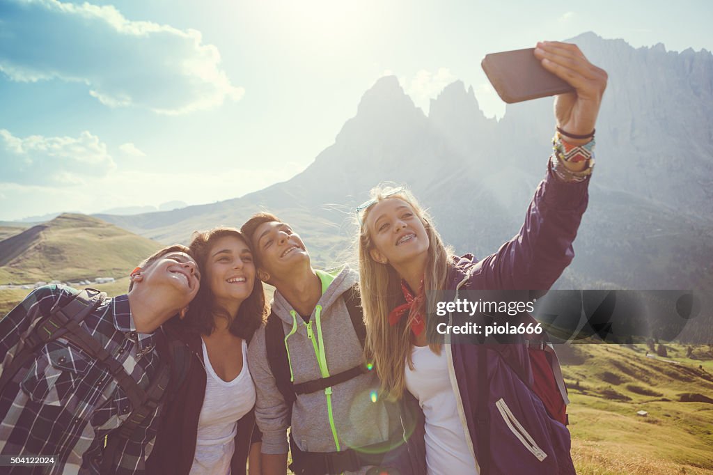 Adolescentes tome un autorretrato en los alpes dolomíticos