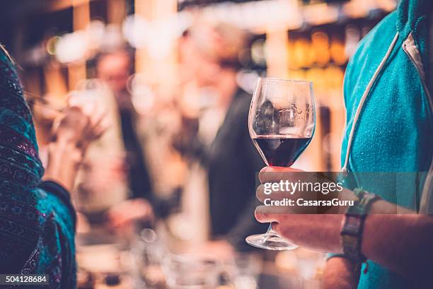 persone che si diverte in un wine bar - wine bar foto e immagini stock