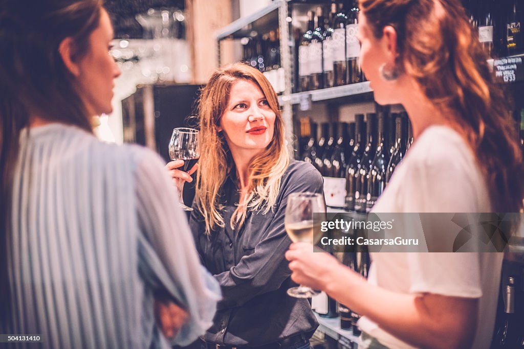 Menschen, die Spaß in ein Wine Bar