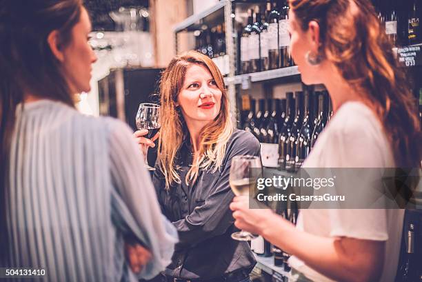 persone che si diverte in un wine bar - wine bar foto e immagini stock
