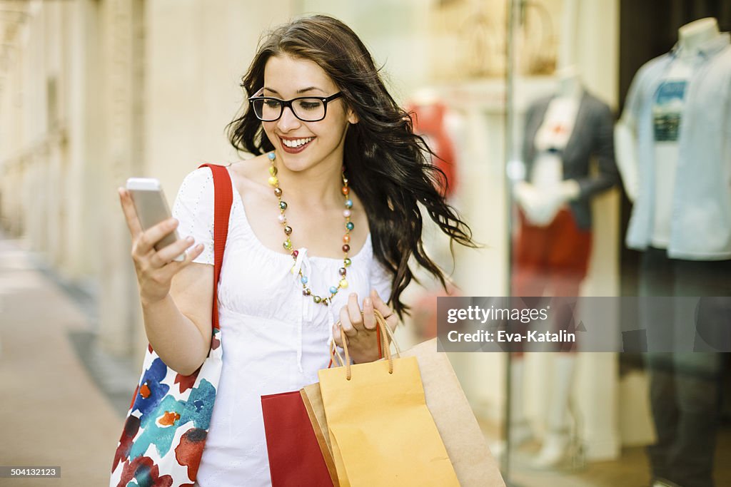 Mujer compras de anteojos es SMS el centro de la ciudad