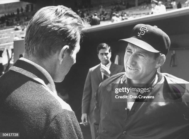 Danny Kaye talking with San Francisco's coach Alvin Dark .