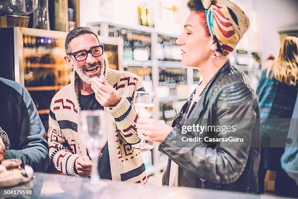 persone che si diverte in un wine bar - wine bar foto e immagini stock