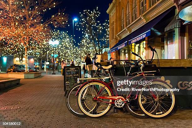 fort collins por la noche - barrio-antiguo fotografías e imágenes de stock