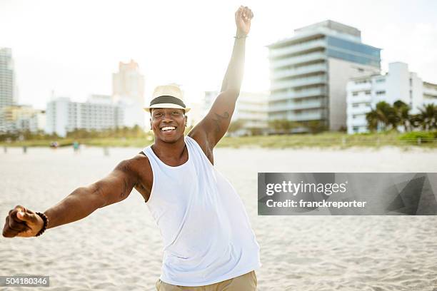 afrikanische mann tanzen am strand von miami - latin american stock-fotos und bilder