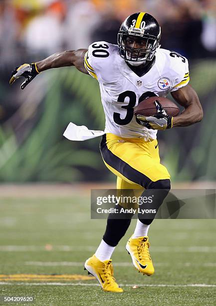 Jordan Todman of the Pittsburgh Steelers runs with the ball in the first half against the Cincinnati Bengals during the AFC Wild Card Playoff game at...