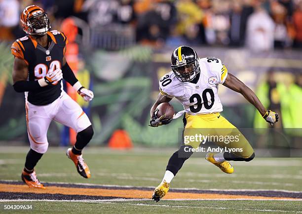 Jordan Todman of the Pittsburgh Steelers runs with the ball in the first half against the Cincinnati Bengals during the AFC Wild Card Playoff game at...