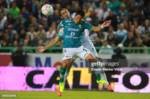 Carlos Izquierdoz of Santos Laguna struggles for the ball with German Cano of Leon during the 1st round match between Leon and Santos Laguna as part...