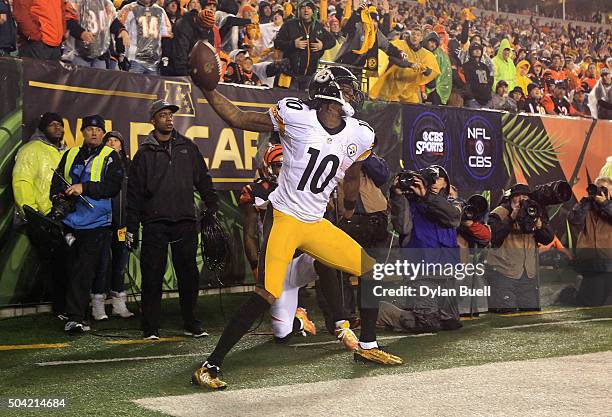 Martavis Bryant of the Pittsburgh Steelers celebrates scoring a touchdown in the third quarter against the Cincinnati Bengals during the AFC Wild...