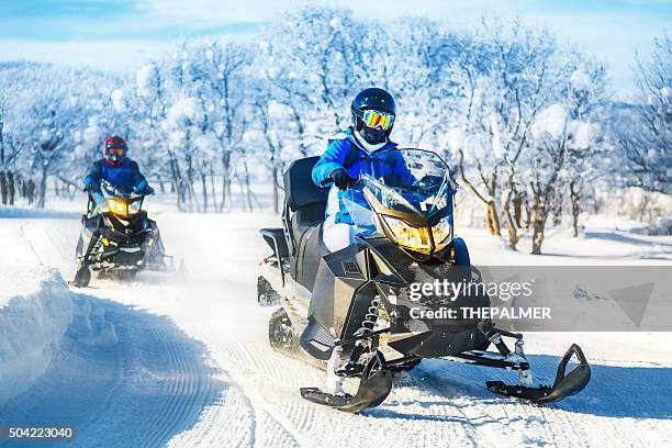 schneemobil-tour auf - snowmobiling stock-fotos und bilder