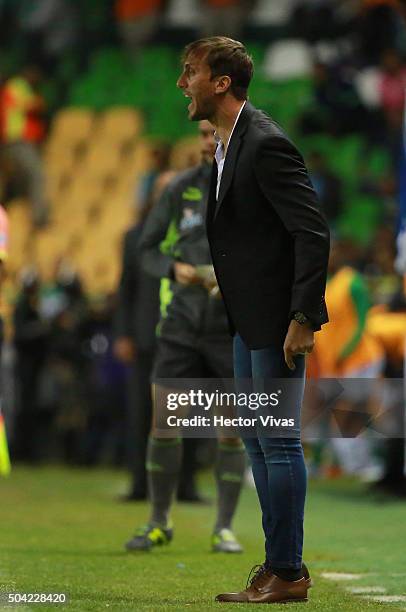 Luis Zubeldia coach of Santos Laguna shouts instructions to his players during the 1st round match between Leon and Santos Laguna as part of the...