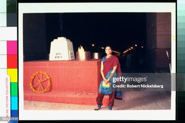 Correspondent Anita Pratap posing in sari next to India Gate memorial for soldiers killed in action.