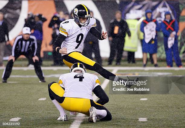Chris Boswell of the Pittsburgh Steelers kicks a 35-yard field goal to give the Pittsburgh Steelers a 2-point lead in the fourth quarter against the...