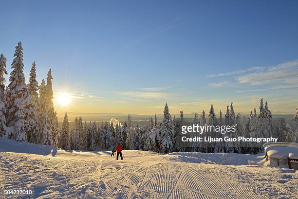 grouse mountain ski hills sunrise - grouse mountain fotografías e imágenes de stock
