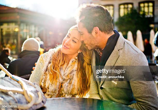 happy spanischen paar dating in outdoor café - puerta de sol stock-fotos und bilder