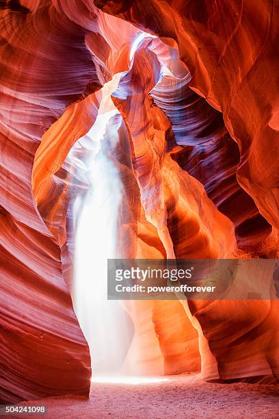 lichtstrahl im oberen antelope canyon in arizona, usa - felsformation stock-fotos und bilder