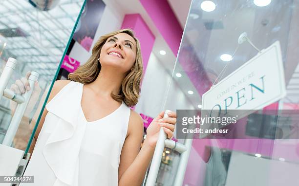 mulher abrindo uma loja de beleza - latina glamour models - fotografias e filmes do acervo