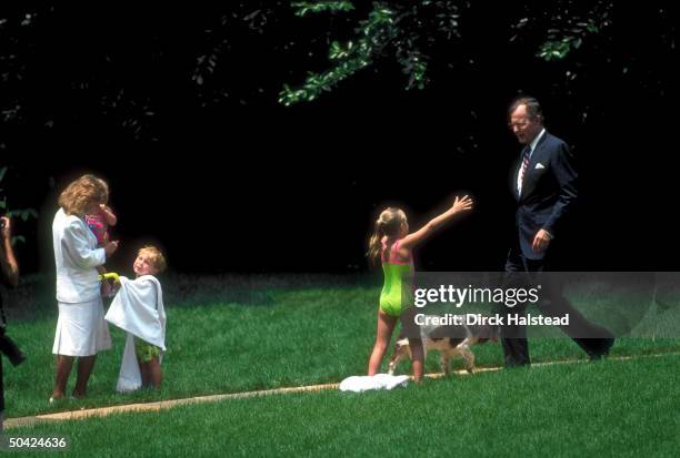 Pres. Bush on WH lawn w. Daughter-in-law Sharon & grandkids ready-for-hug Lauren, Pierce & baby Ashley, w. 1st dog Millie, leaving for Kennebunkport.