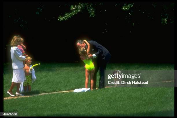 Pres. Bush on WH lawn w. Daughter-in-law Sharon & grandkids Lauren, Pierce & baby Ashley, w. 1st dog Millie, leaving for Kennebunkport.