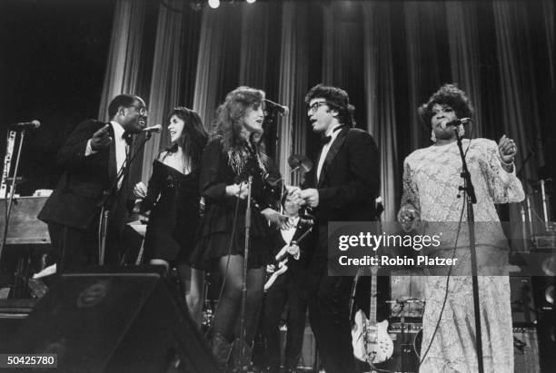 Stage filled w. Singers, incl. Bonnie Raitt & Lavern Baker among others, performing at Rock & Roll Hall of fame dinner.