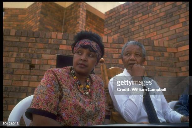 Ldr. Nelson Mandela w. Wife, Winnie, at home: Soweto. S. Africa.