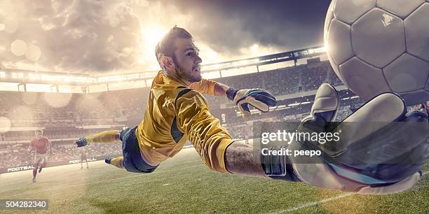 gardien de but de football de plongée pour sauver le ballon de match de football - goal photos et images de collection