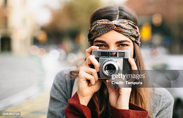 mulher bonita teasing retro com uma câmara. - acessório de cabelo imagens e fotografias de stock