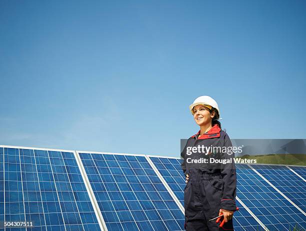 female engineer working on solar panels. - energia solar - fotografias e filmes do acervo