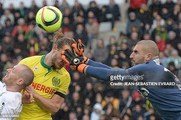 Nantes' Belgian midfielder Guillaume Gillet collides withSaint-Etienne's French goalkeeper Stephane Ruffier during the French L1 football match...