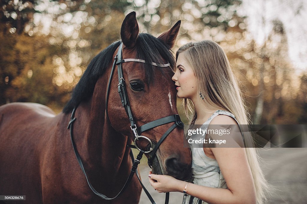 Junge Frau und Ihr Pferd