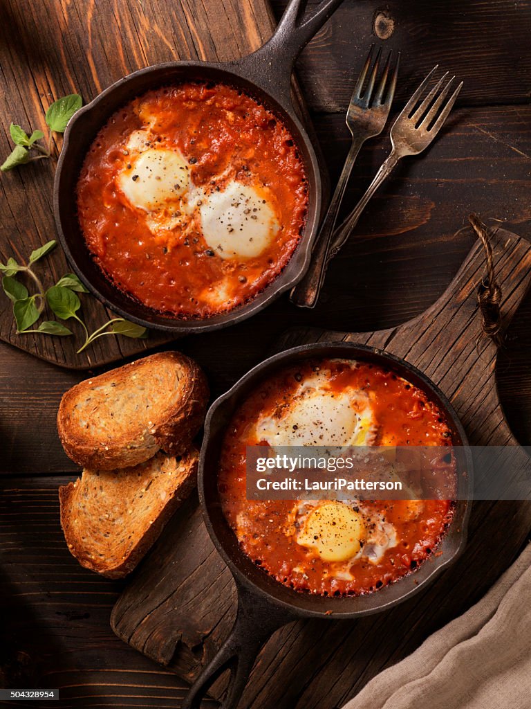 Eier in der Schale Spice Tomaten-Sauce