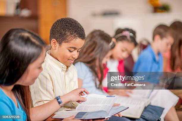 bambini lettura scripture insieme - religione foto e immagini stock