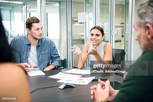 empresária étnica explicar aos colegas em reunião de negócios - aboriginal man imagens e fotografias de stock