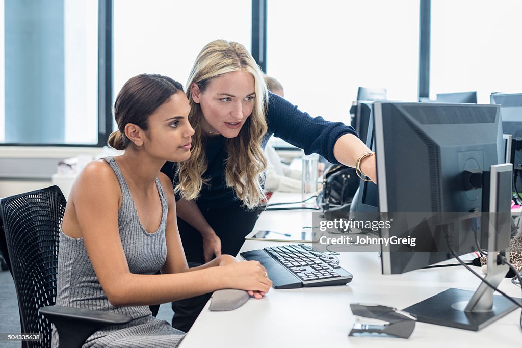 Businesswomen をで現代的なオフィスデスクトップコンピューター